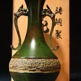 499綠青銅浮雕獸面雙耳花瓶